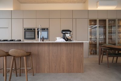 Waarom de vitrinekast nu terugkeert in de keuken
